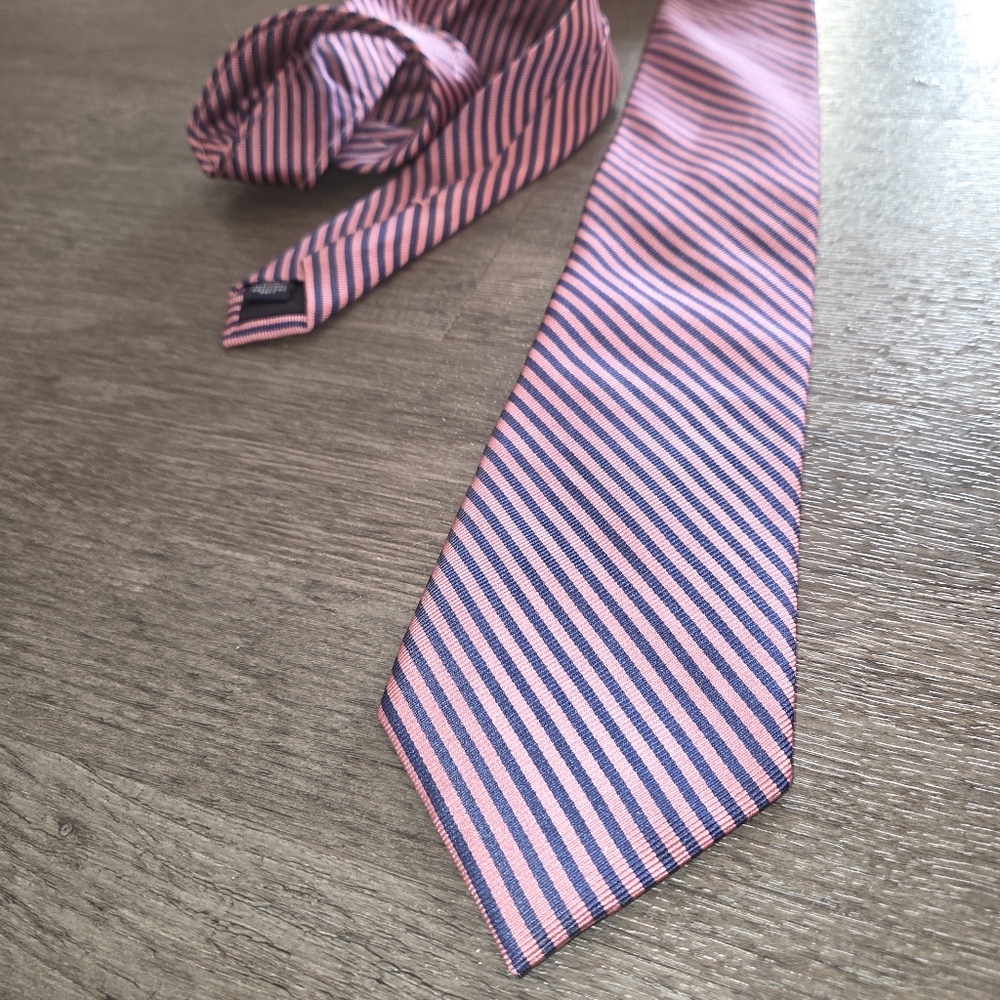 Roundtree & Yorke • Navy and Pink Striped Men's Tie